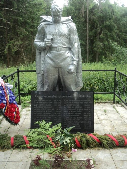 п. Красуха Осташковского городского округа. Памятник, установленный на братской могиле советских воинов.