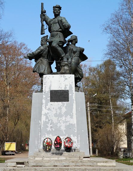 г. Осташков. Парк Свободы. Памятник партизанам в парке Свободы, открытый в 1958 году. Архитектор - А.П.Максимов, скульптор - А.И.Тенета.