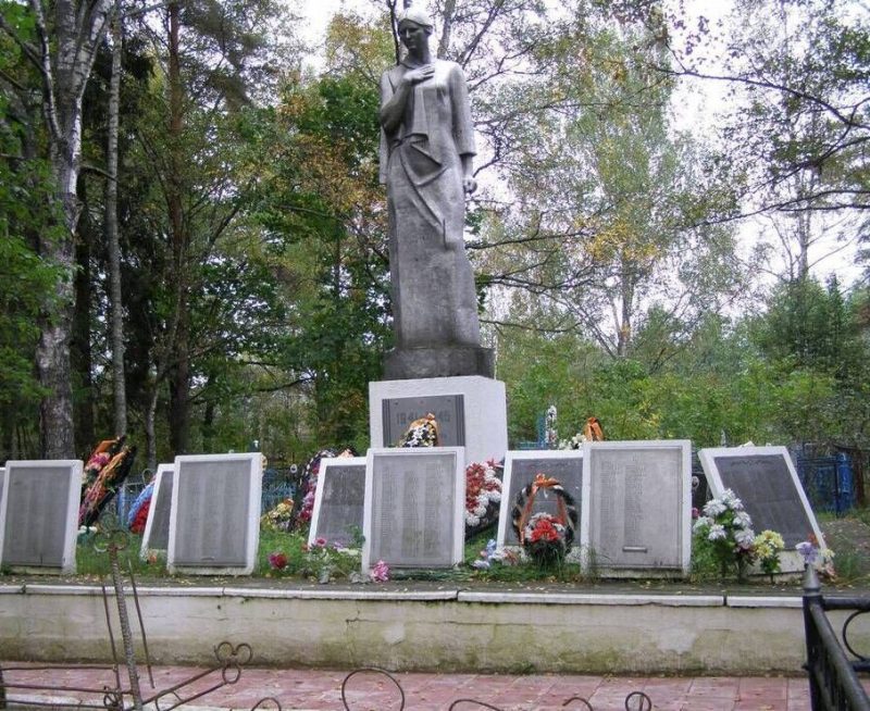г. Осташков. Памятник у 13 братских могил советских воинов на городском кладбище.