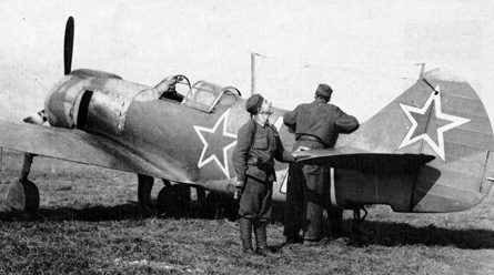 Одни из первых истребителей Ла-5 на аэродроме. 1943 г. 