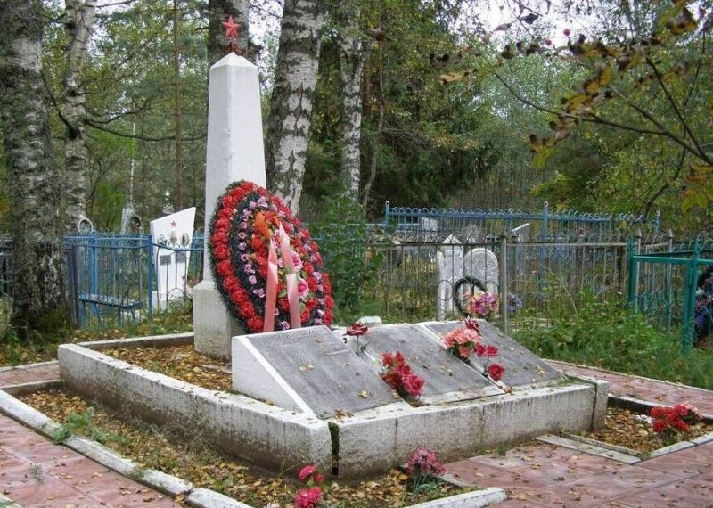 г. Осташков. Братская могила советских воинов на городском кладбище.