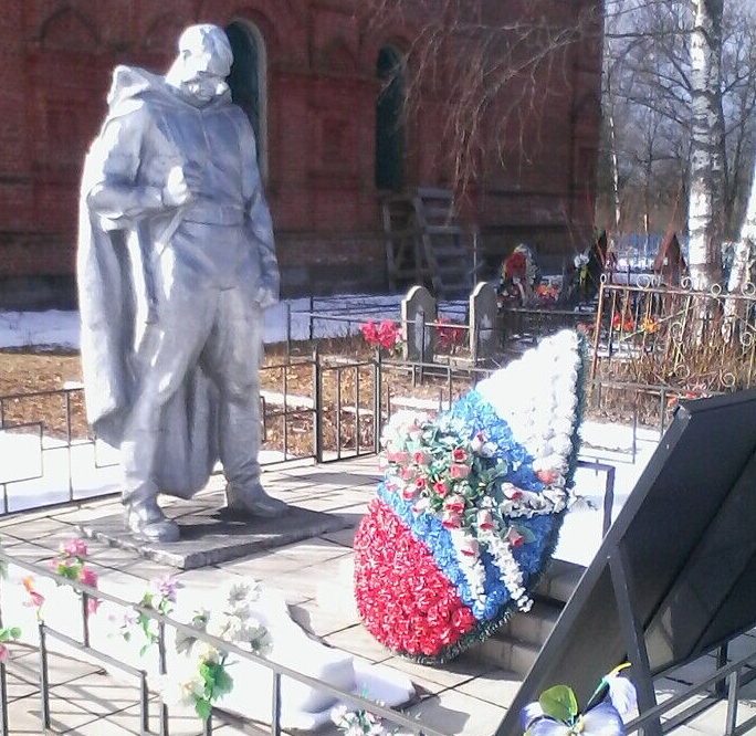 д. Святое Осташковского городского округа. Памятник, установленный на братской могиле советских воинов.