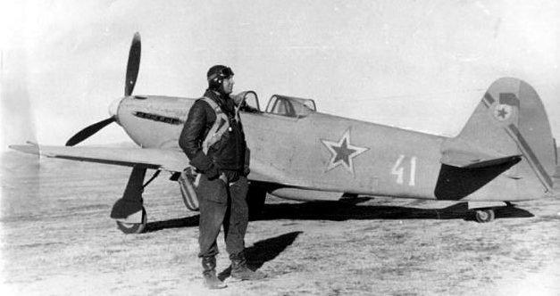 Истребители Як-3 на летном поле. 1943 г. 