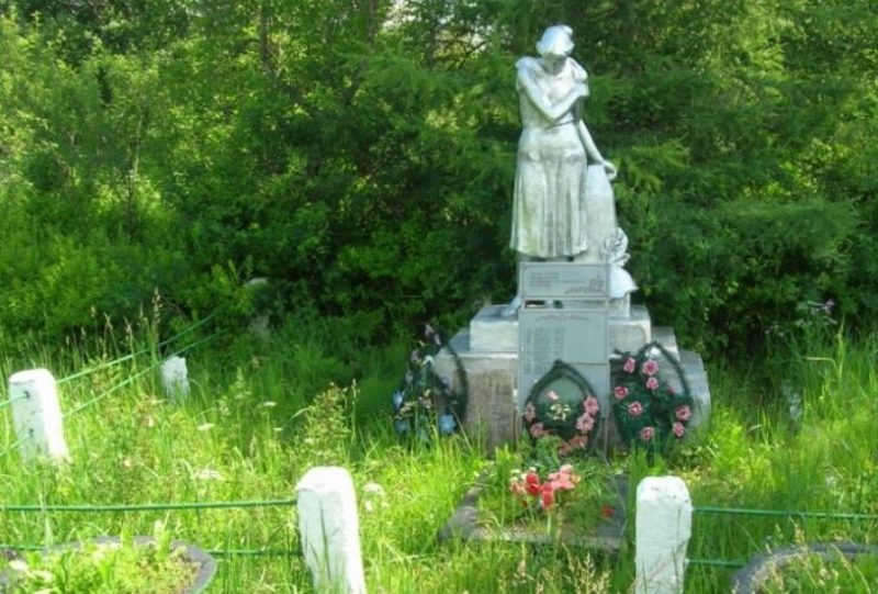 ж/д. ст. Сигово Осташковского городского округа. Памятник, установленный на братской могиле советских воинов.