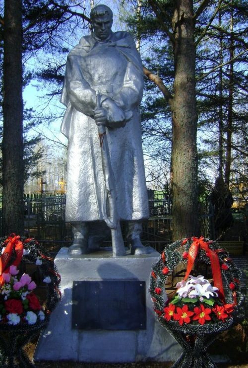 д. Сорога Осташковского городского округа. Памятник, установленный на братской могиле советских воинов.