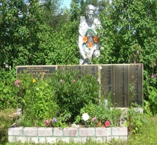 д. Старое село Осташковского городского округа. Памятник, установленный на братской могиле советских воинов.