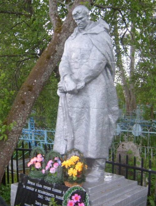 д. Трестино Осташковского городского округа. Памятник, установленный на братской могиле советских воинов.