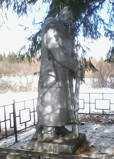 ст-я Черный дор Осташковского городского округа. Памятник, установленный на братской могиле советских воинов.