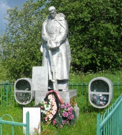 д. Ясенское Осташковского городского округа. Памятник, установленный на братской могиле советских воинов.