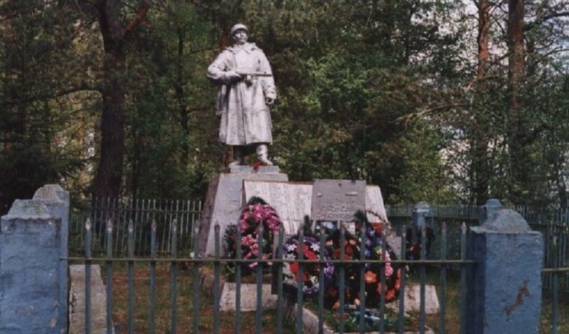с. Гора Пеновского округа. Памятник, установленный на братской могиле советских воинов.