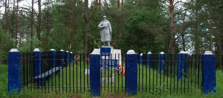 п. Забелино Пеновского округа. Памятник, установленный на братской могиле советских воинов.