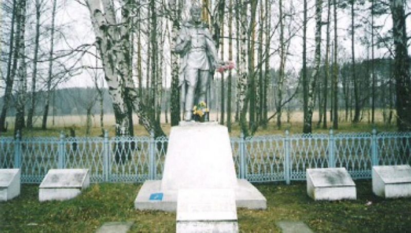 д. Архангельское Конаковского р-на. Памятник, установленный на братской могиле советских воинов, погибших в боях с оккупантами.