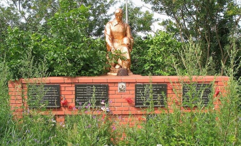 д. Бережки Конаковского р-на. Памятник, установленный на братской могиле советских воинов, погибших в боях с оккупантами.