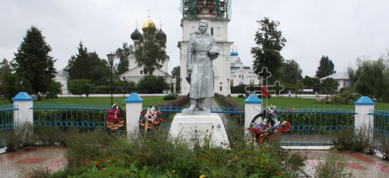 п. Завидово Конаковского р-на. Памятник, установленный на братской могиле советских воинов, погибших в боях с оккупантами.