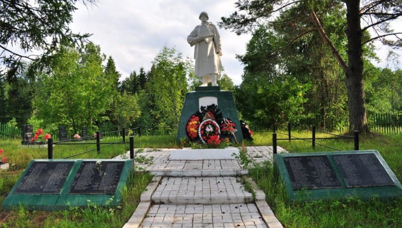 д. Слаутино Пеновского округа. Памятник, установленный на братской могиле советских воинов.