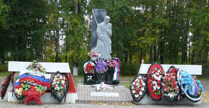 г. Конаково. Памятник в Комсомольском сквере, установленный на братской могиле советских воинов, погибших в годы войны.