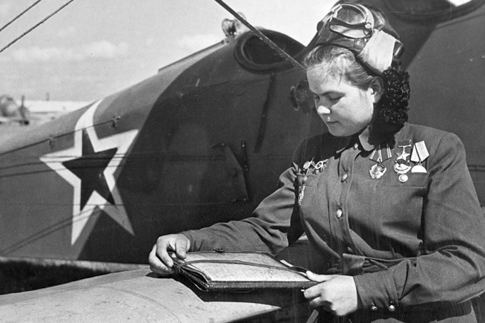 Штурман Екатерина Рябова рядом с У-2. 1943 г. 