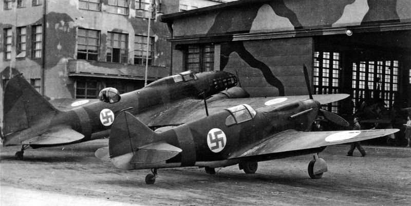 Трофейные советские самолеты истребитель ЛаГГ-3 и бомбардировщик Ил-4 (ДБ-3Ф) у ангара авиационного завода в Тампере. Август 1943 г. 