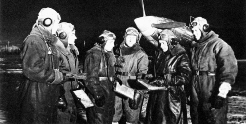 Летчики у истребителя МиГ-3 готовятся к ночному вылету. 1943 г. 