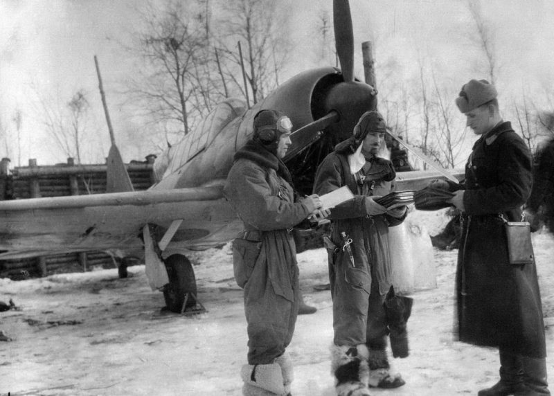 Уточнение задания экипажем бомбардировщика СУ-2. 1944 г.