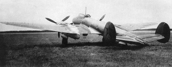 Истребитель Пе-3 на аэродроме. 1944 г.