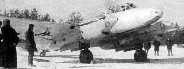 Тяжелый истребитель Пе-3 на взлете. 1944 г. 
