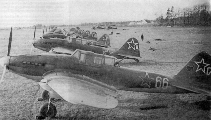Штурмовик Ил-2 на летном поле. 1944 г. 