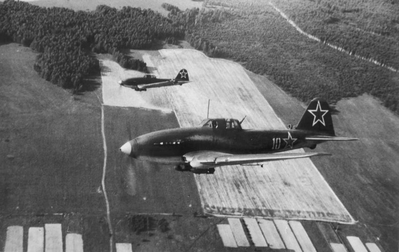 Штурмовики Ил-10 в полете с подвешенными бомбами. 1944 г.