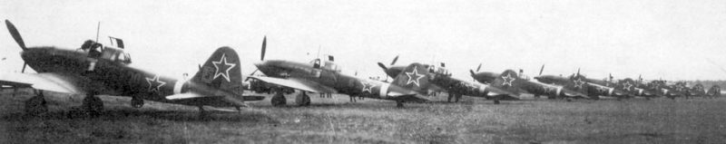 Штурмовики Ил-10 на аэродроме. 1944 г.