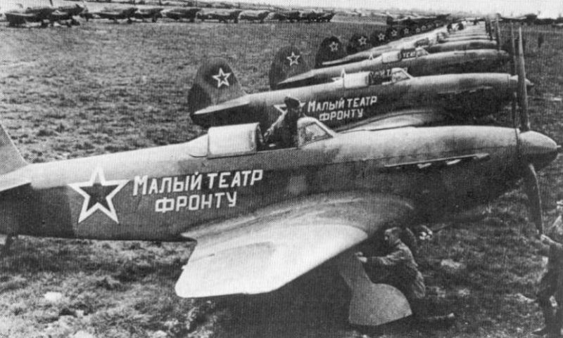 Истребители-бомбардировщики Як-9Б (Як-9Л) на летном поле. 1944 г.