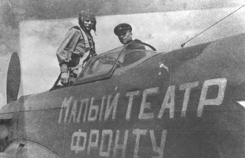 Истребители-бомбардировщики Як-9Б (Як-9Л) на летном поле. 1944 г. 
