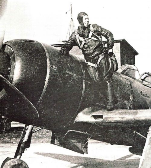 Дважды Герой Советского Союза Алексей Алелюхин у своего именного Ла-7. 1944 г.