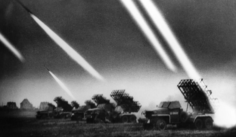Залп гвардейских реактивных минометов БМ-31-12 во время штурма Бреслау. 1945 г. 