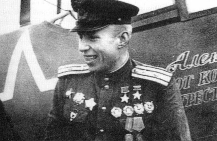 Дважды Герой Советского Союза Алексей Алелюхин у своего именного Ла-7. 1944 г. 