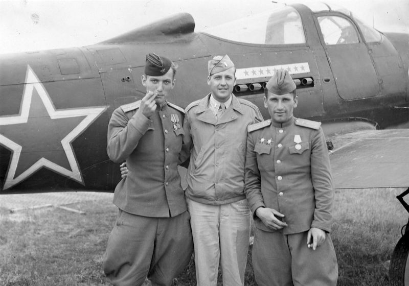 Американец и советские пилоты у истребителя P-39 «Аэрокобра». Полтава, лето 1944 г.