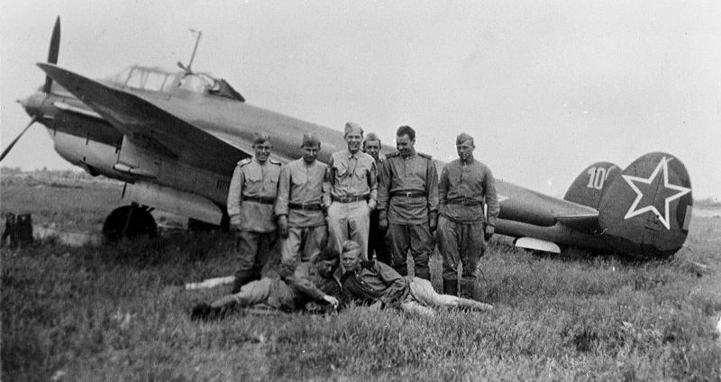 Советские летчики, наземный персонал и американский военнослужащий на фоне Пе-2 под Полтавой. Июнь 1944 г.
