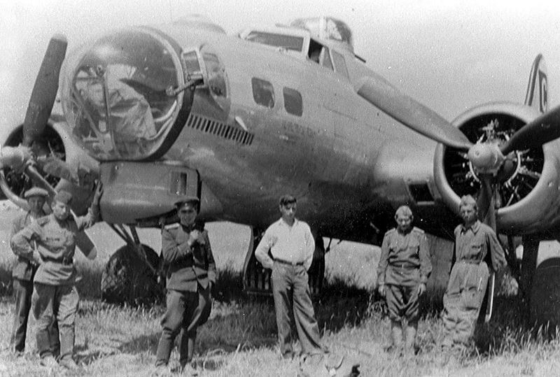 Поврежденный американский бомбардировщик Б-17 на аэродроме в Полтаве. Июнь 1944 г. 