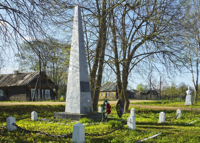 с. Пречисто-Каменка Кувшиновского р-на. Памятник землякам, погибшим в годы войны.