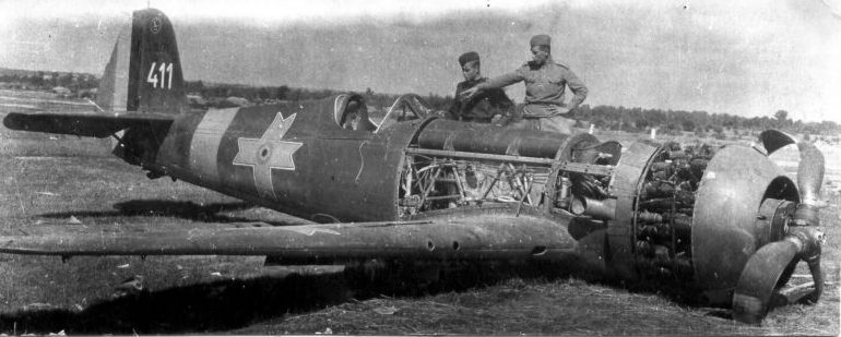 Советские летчики рассматривают сбитый румынский истребитель IAR-81C. Лето 1944 г. 