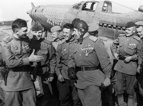 Летчик Александр Покрышкин (в центре) после своего успешного воздушного боя беседует с боевыми товарищами. 1 июня 1944 года.