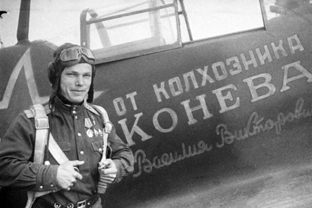 Будущий трижды Герой Советского Союза Иван Кожедуб у своего самолета. 1944 г. 