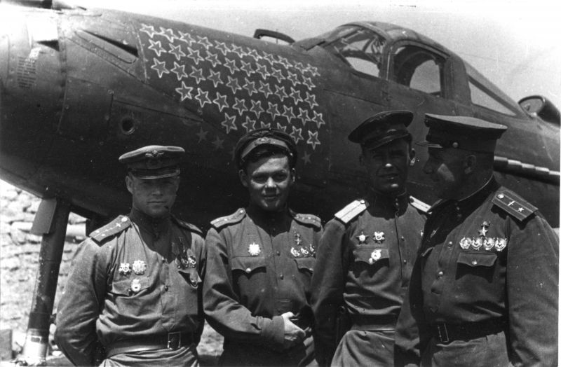 Летчики-асы 9-й гвардейской авиационной дивизии у истребителя P-39 «Аэрокобра». Слева направо: А.Ф. Клубов, Г.А. Речкалов, А.И.Труд, Б.Б.Глинка. Июнь 1944 г. 