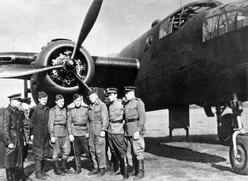 Летчики и механики 13-го Рославльского Гвардейского Краснознаменного авиаполка дальнего действия. 1944 г. 