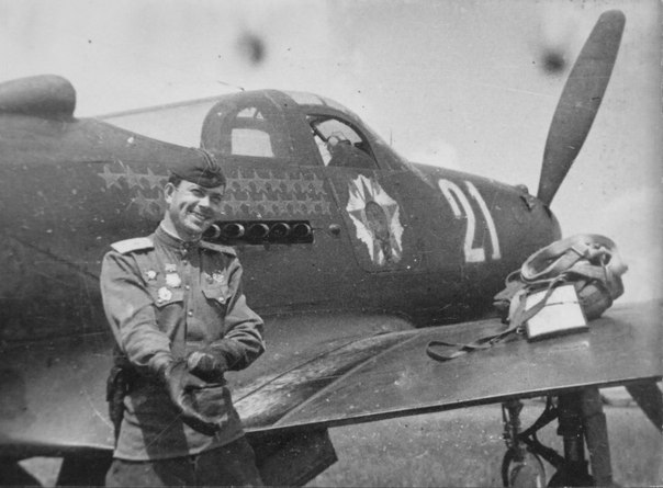 Летчик-истребитель Федор Иванович Шикунов, сбивший 25 самолетов противника. Март 1945 г.