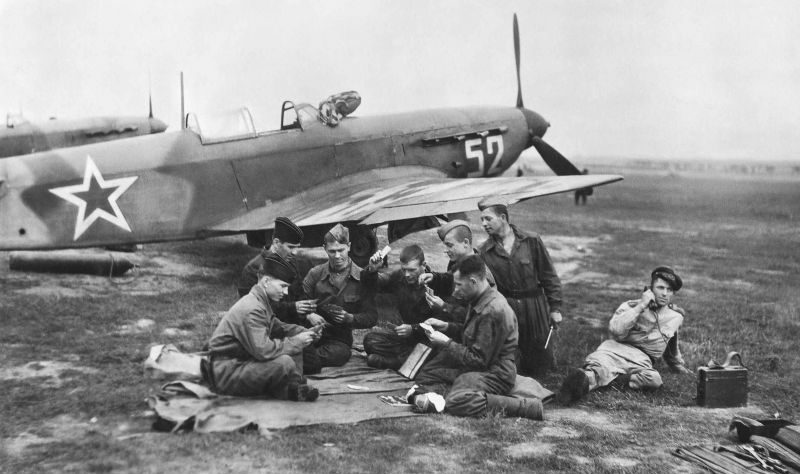Техники и летчики 513-го ИАП играют в карты во время дежурства на аэродроме в Чехословакии. Май 1945 г.