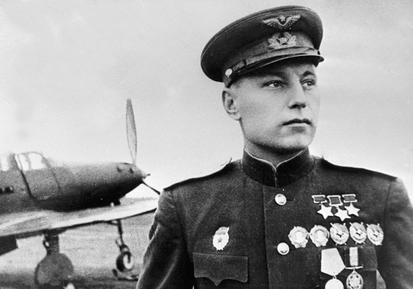 Трижды Герой Советского Союза, летчик, гвардии полковник Александр Иванович Покрышкин. 3 мая 1945 года.