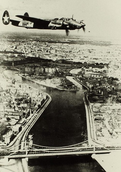 Ту-2 , пилотируемый лейтенантом А.В. Кудлаевой над Крымским мостом в Москве на репетициях Парада Победы. Июнь 1945 г.
