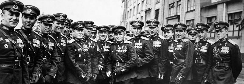 Летчики - Герои Советского Союза - участники Парада Победы. 24 июня 1945 г. 