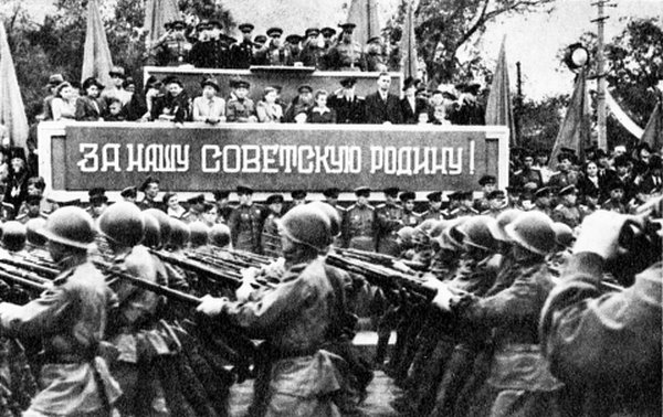 Советские войска на параде в Харбине.