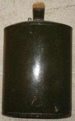 Армейская фляга образца 1937 года в суконном чехле. 